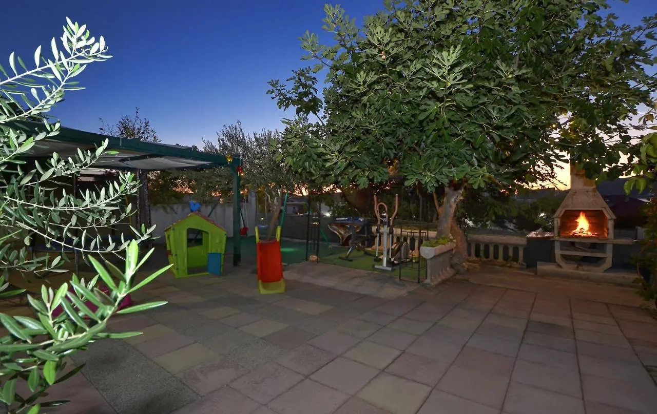 Apartments Santo Trogir - Okrug Gornji 0*,  Croatia